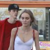 Exclusif - Lily-Rose Depp et son compagnon Ash Stymest font du shopping sur Melrose Avenue à Hollywood le 7 octobre 2016.