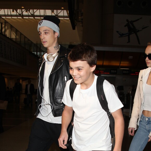 Vanessa Paradis arrive avec ses enfants Lily-Rose Depp et Jack Depp à l'aéroport de LAX à Los Angeles. Lily-Rose Depp est accompagnée de son petit ami Ash Stymest. Le 21 mars 2016