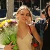 Exclusif - Lily-Rose Depp arrive avec un bouquet de fleurs à la main à la cérémonie de remise des diplômes de son ancien lycée à Oakwood High à Glendale le 15 juin 2017. M