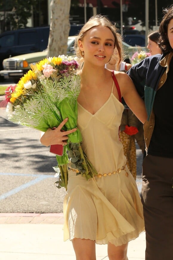 Exclusif - Lily-Rose Depp arrive avec un bouquet de fleurs à la main à la cérémonie de remise des diplômes de son ancien lycée à Oakwood High à Glendale le 15 juin 2017. M