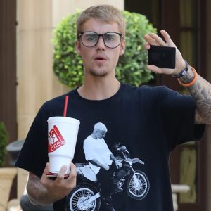 Justin Bieber habillé de la tête aux pieds en ‘Bieber' à la sortie de l’hôtel Montage à Beverly Hills, le 1er août 2017