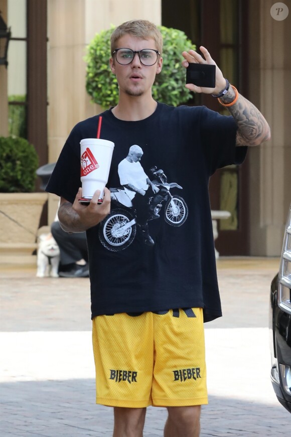 Justin Bieber habillé de la tête aux pieds en ‘Bieber' à la sortie de l’hôtel Montage à Beverly Hills, le 1er août 2017