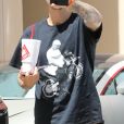 Justin Bieber habillé de la tête aux pieds en ‘Bieber' à la sortie de l’hôtel Montage à Beverly Hills, le 1er août 2017