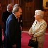 La reine Elisabeth II reçoit un Bafta d'honneur et en récompense à son soutien pour l'industrie du cinéma britannique, à Windsor, le 4 avril 2013. Ici avec Robert Hardy.