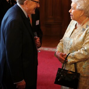 La reine Elisabeth II reçoit un Bafta d'honneur et en récompense à son soutien pour l'industrie du cinéma britannique, à Windsor, le 4 avril 2013. Ici avec Robert Hardy.