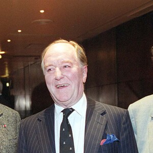 Alain Decaux, Robert Hardy et Robert Hossein à Paris en 1999.