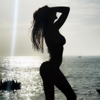 Cassandra Foret : La petite soeur de Jade Lagardère, canon à Ibiza