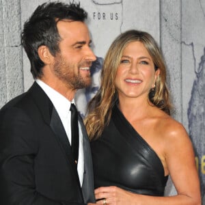 Justin Theroux et sa compagne Jennifer Aniston à la première de "Leftovers - Saison 3" à Los Angeles, le 5 avril 2017.