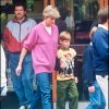 La princesse Diana et le prince Harry en virée shopping en septembre 1992 à Cirencester.