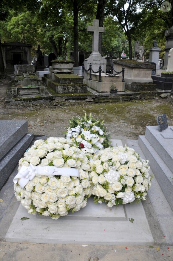 La tombe de Jeanne Moreau au cimetière Montmartre à Paris, le 8 août 2017.