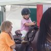 Mia Tindall, fille de Zara Phillips (Tindall) et de Mike Tindall, en selle sur un cheval mécanique lors du Festival of British Eventing à Gatcombe Park à Minchinhampton, le 4 août 2017. La relève est assurée !
