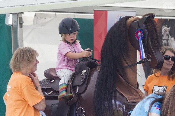 Mia Tindall, fille de Zara Phillips (Tindall) et de Mike Tindall, en selle sur un cheval mécanique lors du Festival of British Eventing à Gatcombe Park à Minchinhampton, le 4 août 2017. La relève est assurée !