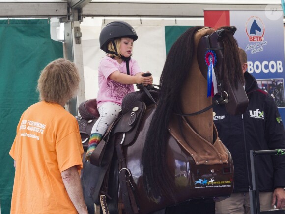 Mia Tindall, fille de Zara Phillips (Tindall) et de Mike Tindall, en selle sur un cheval mécanique lors du Festival of British Eventing à Gatcombe Park à Minchinhampton, le 4 août 2017. La relève est assurée !