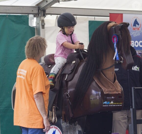 Mia Tindall, fille de Zara Phillips (Tindall) et de Mike Tindall, en selle sur un cheval mécanique lors du Festival of British Eventing à Gatcombe Park à Minchinhampton, le 4 août 2017. La relève est assurée !