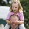 Mia Tindall sur les épaules de son père Mike Tindall lors du Festival of British Eventing à Gatcombe Park à Minchinhampton, le 4 août 2017.