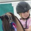 Mia Tindall, fille de Zara Phillips (Tindall) et de Mike Tindall, en selle sur un cheval mécanique lors du Festival of British Eventing à Gatcombe Park à Minchinhampton, le 4 août 2017. La relève est assurée !