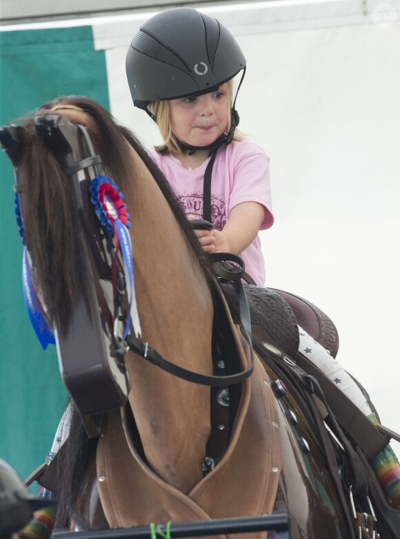 Mia Tindall, fille de Zara Phillips (Tindall) et de Mike Tindall, en selle sur un cheval mécanique lors du Festival of British Eventing à Gatcombe Park à Minchinhampton, le 4 août 2017. La relève est assurée !