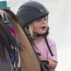 Mia Tindall, fille de Zara Phillips (Tindall) et de Mike Tindall, en selle sur un cheval mécanique lors du Festival of British Eventing à Gatcombe Park à Minchinhampton, le 4 août 2017. La relève est assurée !