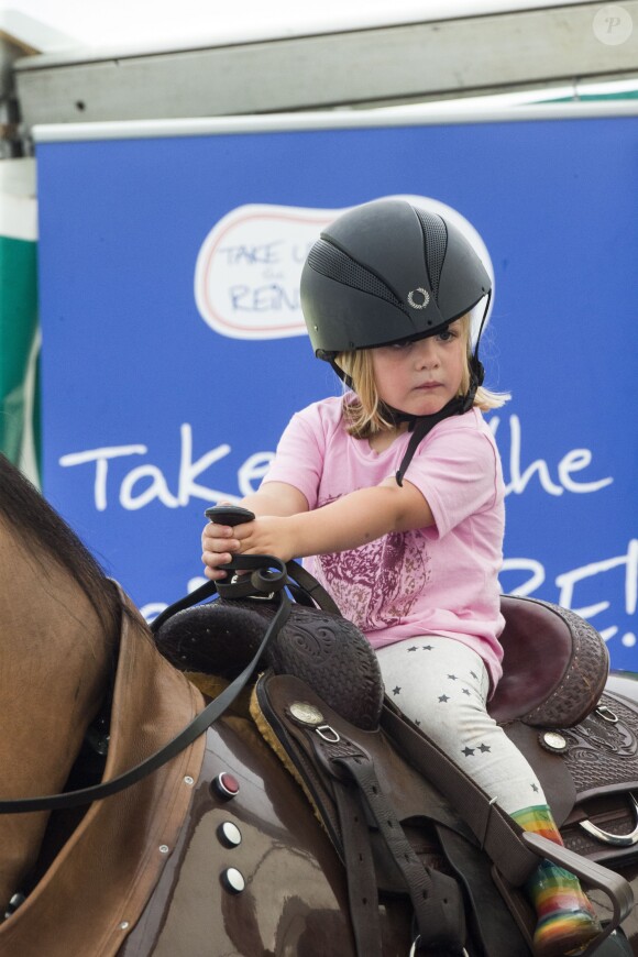 Mia Tindall, fille de Zara Phillips (Tindall) et de Mike Tindall, en selle sur un cheval mécanique lors du Festival of British Eventing à Gatcombe Park à Minchinhampton, le 4 août 2017. La relève est assurée !