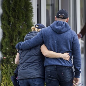 Zara Phillips et Mike Tindall bras dessus bras dessous le 6 août 2017 lors du Festival of British Eventing à Gatcombe Park à Minchinhampton.