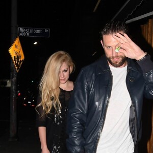 Avril Lavigne et J.R. Rotem quittent The Nice Guy à West Hollywood. Le 4 août 2017.