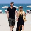 Exclusif - Prix Spécial - No Web No Blog - Avril Lavigne et son mari Chad Kroeger se promènent en amoureux sur une plage à Miami. Le 11 mai 2015  For Germany Call for price - Exclusive - No Web No Blog ... 51736772 Singer Avril Lavigne enjoys a romantic stroll on the beach with her husband Chad Kroeger on May 11, 2015 in Miami, Florida. Avril, who's recovering from Lyme Disease, looked a bit overdressed for the beach, wearing a black dress and Uggs as the couple walked hand-in-hand along the sand.11/05/2015 - Miami