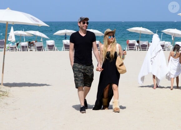 Exclusif - Prix Spécial - No Web No Blog - Avril Lavigne et son mari Chad Kroeger se promènent en amoureux sur une plage à Miami. Le 11 mai 2015  For Germany Call for price - Exclusive - No Web No Blog ... 51736772 Singer Avril Lavigne enjoys a romantic stroll on the beach with her husband Chad Kroeger on May 11, 2015 in Miami, Florida. Avril, who's recovering from Lyme Disease, looked a bit overdressed for the beach, wearing a black dress and Uggs as the couple walked hand-in-hand along the sand.11/05/2015 - Miami
