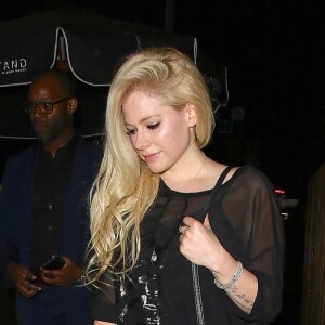 Avril Lavigne quitte le Nice Guy à West Hollywood le 4 août 2017.