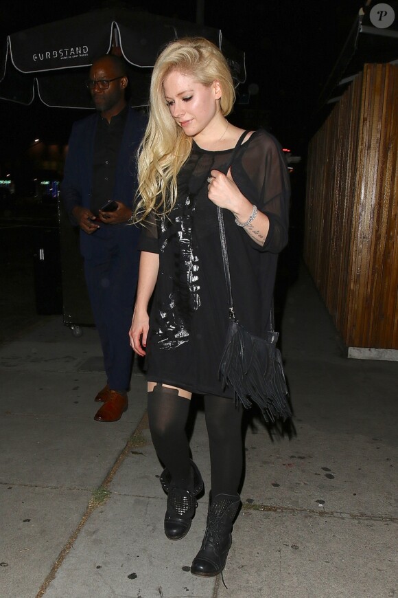 Avril Lavigne quitte le Nice Guy à West Hollywood le 4 août 2017.