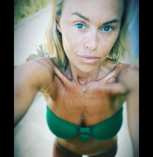 Cécile de Ménibus se dévoile sans artifice sur Instagram, lors de ses vacances en Corse en août 2017.