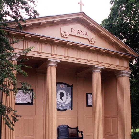 Image du mémorial et de la sépulture de Lady Diana sur le domaine d'Althorp dans le Northamptonshire le 1er juillet 2017. La princesse des coeurs aurait aimé, de son vivant, avoir un pied-à-terre sur le domaine familial, mais son frère avait refusé.