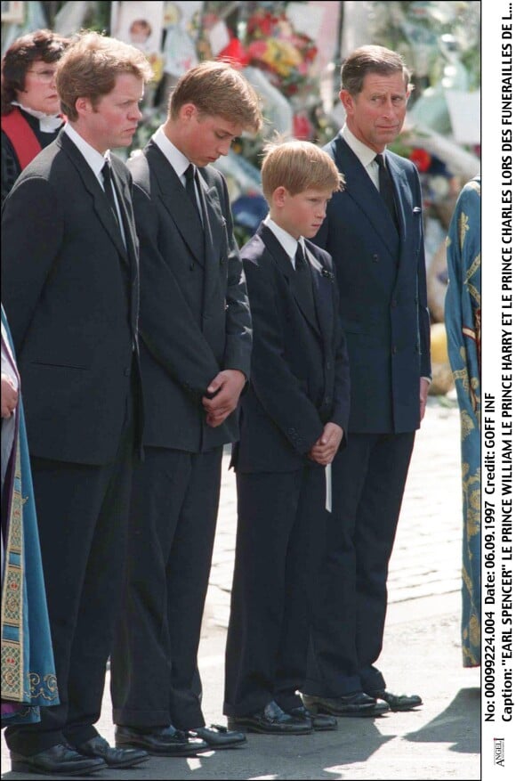 Le comte Charles Spencer, frère de Lady Diana, au côté des princes William, Harry et Charles lors des obsèques de Lady Diana en septembre 1997.