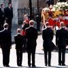 Le prince Philip, le prince William, le comte Charles Spencer, le prince Harry et le prince Charles regardant passer le cercueil de Lady Diana lors de ses funérailles à Londres le 5 septembre 1997.