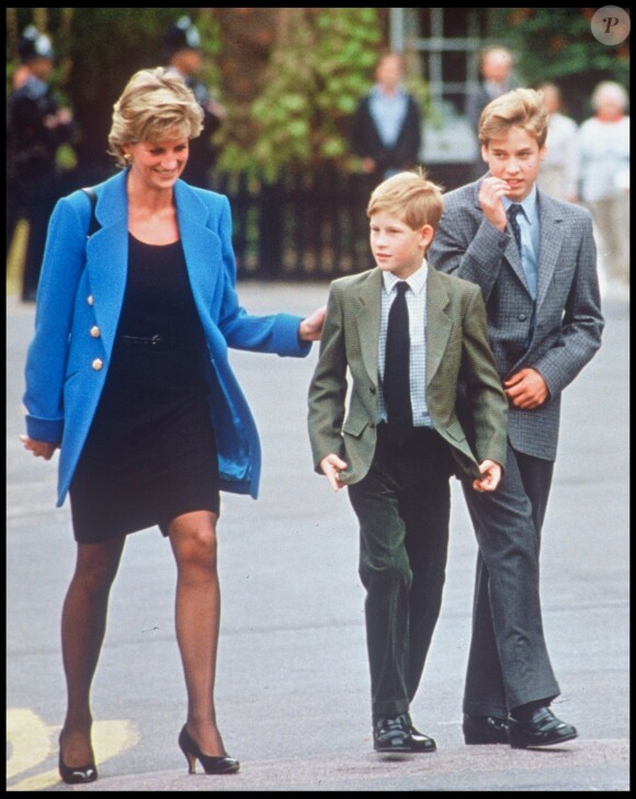 Lady Diana et ses fils les princes Harry et William en novembre 1995 à la sortie de l'Eton College.