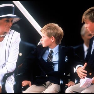 Lady Diana et ses fils les princes Harry et William à Londres en août 1995 pour le 50e anniversaire de la victoire des Alliés.