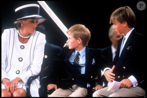 Lady Diana et ses fils les princes Harry et William à Londres en août 1995 pour le 50e anniversaire de la victoire des Alliés.