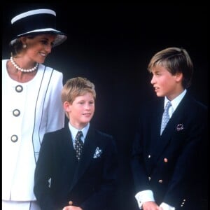 Lady Diana et ses fils les princes Harry et William à Londres en août 1995 pour le 50e anniversaire de la victoire des Alliés.