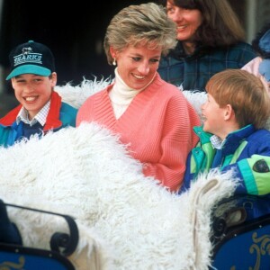 Lady Diana et ses fils les princes Harry et William en mars 1994 à Lech, en Autriche.