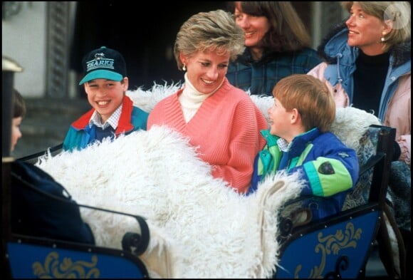 Lady Diana et ses fils les princes Harry et William en mars 1994 à Lech, en Autriche.