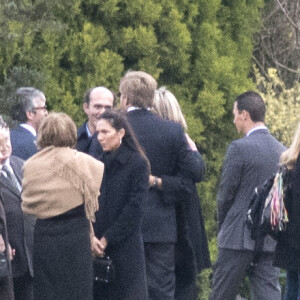 La reine Maxima des Pays-Bas et le roi Willem-Alexander des Pays-Bas, dans les bras l'un de l'autre, et les proches et les amis lors des funérailles du père de la reine Maxima, Jorge Zorreguieta, au cimetière Parque Memorial proche de Buenos Aires, Argentine, le 10 août 2017.