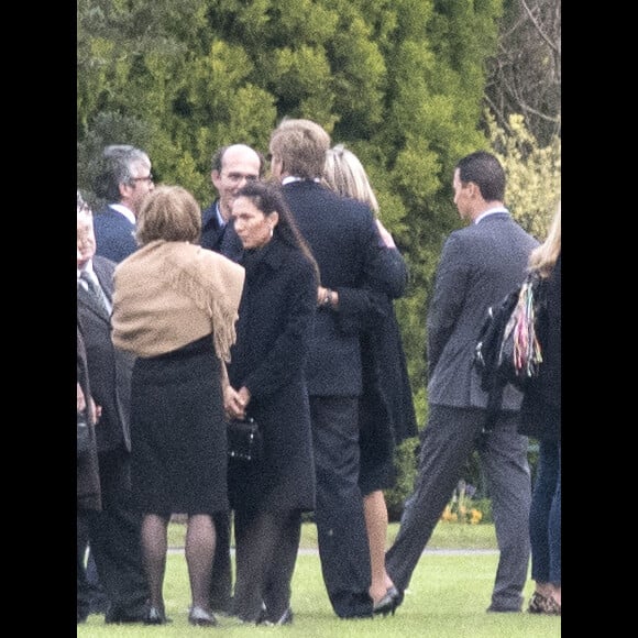 La reine Maxima des Pays-Bas et le roi Willem-Alexander des Pays-Bas, dans les bras l'un de l'autre, et les proches et les amis lors des funérailles du père de la reine Maxima, Jorge Zorreguieta, au cimetière Parque Memorial proche de Buenos Aires, Argentine, le 10 août 2017.