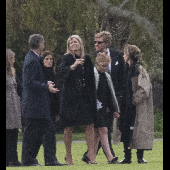 La reine Maxima des Pays-Bas, le roi Willem-Alexander des Pays-Bas, la princesse Ariane des Pays-Bas, les proches et les amis - Funérailles du père de la reine Maxima, Jorge Zorreguieta, au cimetière Parque Memorial proche de Buenos Aires, Argentine, le 10 août 2017.