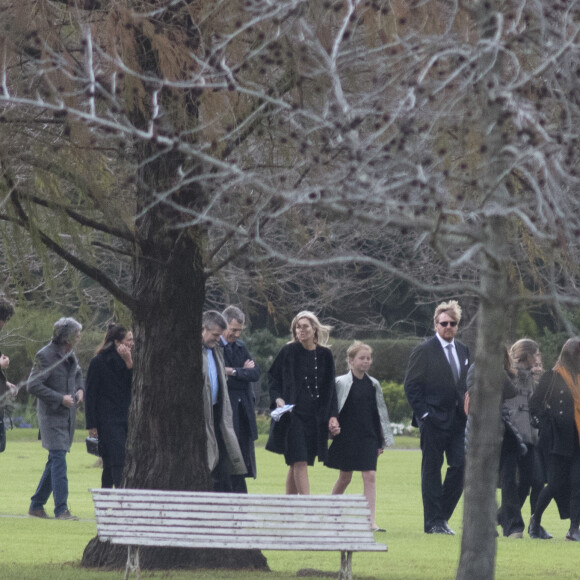 La reine Maxima des Pays-Bas, tenant par la main la princesse Ariane, et le roi Willem-Alexander des Pays-Bas. Funérailles du père de la reine Maxima, Jorge Zorreguieta, au cimetière Parque Memorial proche de Buenos Aires, Argentine, le 10 août 2017.