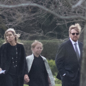 La reine Maxima des Pays-Bas, tenant par la main la princesse Ariane, et le roi Willem-Alexander des Pays-Bas. Funérailles du père de la reine Maxima, Jorge Zorreguieta, au cimetière Parque Memorial proche de Buenos Aires, Argentine, le 10 août 2017.