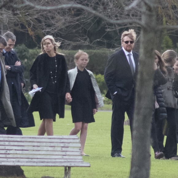 La reine Maxima des Pays-Bas, tenant par la main la princesse Ariane, et le roi Willem-Alexander des Pays-Bas. Funérailles du père de la reine Maxima, Jorge Zorreguieta, au cimetière Parque Memorial proche de Buenos Aires, Argentine, le 10 août 2017.