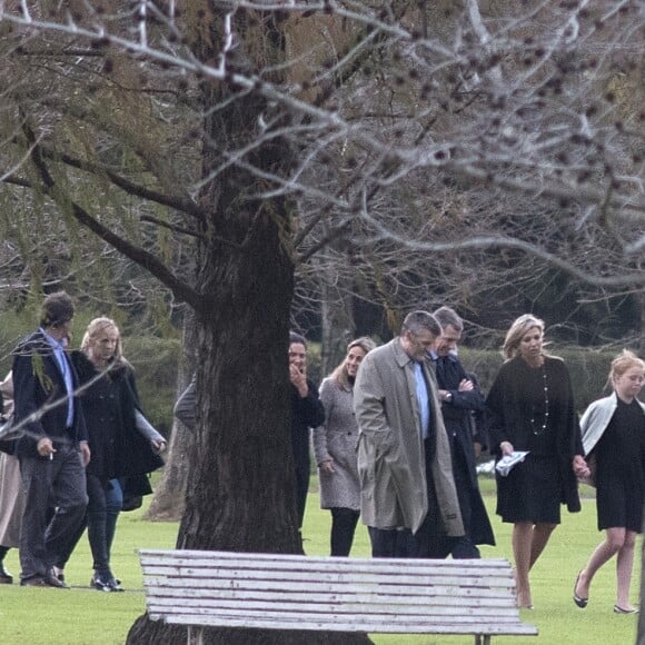 La reine Maxima des Pays-Bas, tenant par la main la princesse Ariane, et le roi Willem-Alexander des Pays-Bas. Funérailles du père de la reine Maxima, Jorge Zorreguieta, au cimetière Parque Memorial proche de Buenos Aires, Argentine, le 10 août 2017.