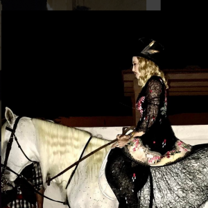 Madonna fait son entrée sur un cheval blanc lors de son 59e anniversaire organisée dans la région des Pouilles en Italie, le 15 août 2017.