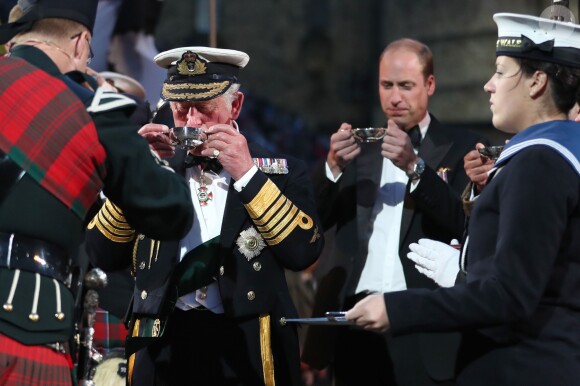 Le prince William et le prince Charles ont assisté le 16 août 2017 au Royal Edinburgh Military Tattoo, un festival international de fanfares militaires ayant lieu chaque année depuis 1950 au Château d'Edimbourg, en Écosse.