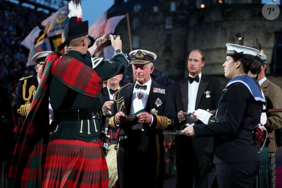 Le prince William et le prince Charles ont assisté le 16 août 2017 au Royal Edinburgh Military Tattoo, un festival international de fanfares militaires ayant lieu chaque année depuis 1950 au Château d'Edimbourg, en Écosse.