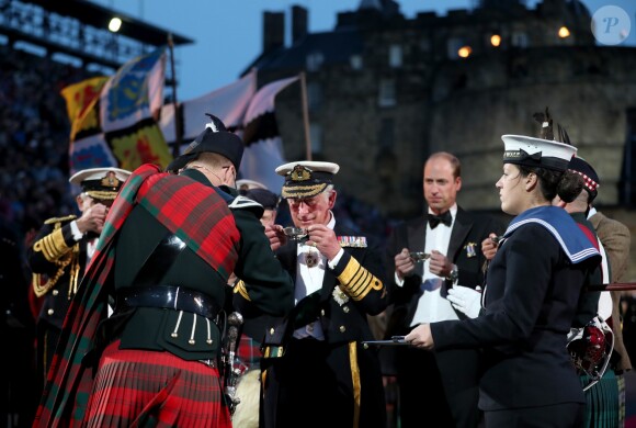 Le prince William et le prince Charles ont assisté le 16 août 2017 au Royal Edinburgh Military Tattoo, un festival international de fanfares militaires ayant lieu chaque année depuis 1950 au Château d'Edimbourg, en Écosse.